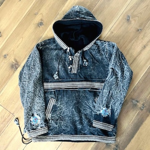 Sudadera con capucha Gheri nepalesa vintage / Chaqueta poncho bohemia con efecto desgastado / Anorak hippie forrado, jersey bordado con el símbolo Om / Sudadera con capucha tribal