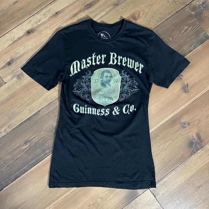 女性用フィット感のある黒のギネス＆カンパニープリントTシャツ、2000年代スタイル Y2K 画像 1