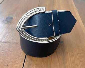 Wide navy blue vintage leather belt from the 70s/80s with a silver pointed buckle / Size Medium