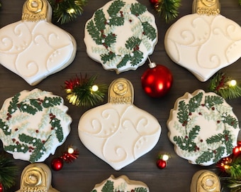 Galletas de azúcar decoradas a medida con glaseado real - Galletas navideñas con forma de corona y adorno invernal