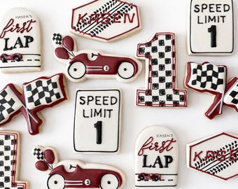 Galletas de cumpleaños personalizadas con diseño de coche de carreras en la primera vuelta: galletas de azúcar decoradas a mano.