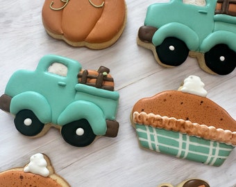 Galletas de azúcar decoradas para otoño: diseños de camión de calabaza, pastel y hojas.