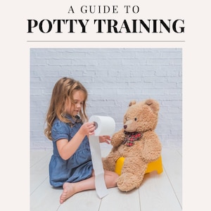 Könnte beinhalten: Ein junges Mädchen in einem blauen Kleid sitzt auf dem Boden mit einer Rolle Toilettenpapier in der Hand. Ein Teddybär sitzt neben ihr auf einem gelben Töpfchen. Der Hintergrund ist eine weiße Backsteinwand.