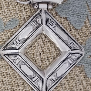 Tuareg necklace in solid silver and tiger&#39;s eye stone - Traditional handmade Tuareg jewelry