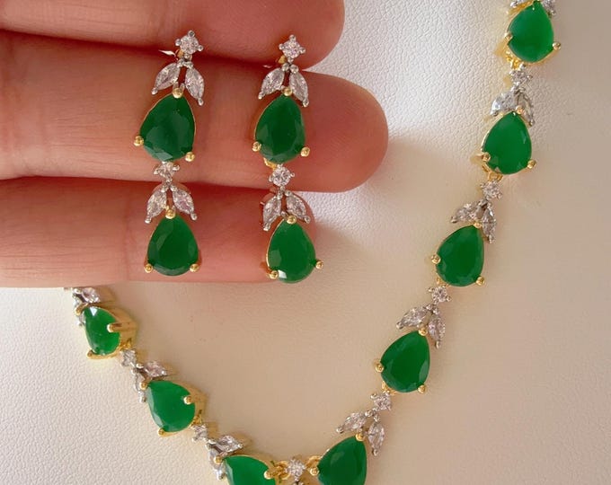 Gold  single line simple elegant Green Emerald diamond necklace  /Indian jewelry/Diamond jewelry/ Indian Necklace/ diamond necklace