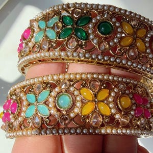 Indisches antikes Multi Armreife Kada Paar / Braut mehrfarbiger Armreif Set / vergoldete Hochzeit Armreifen / Mix n Match Armreifen / indischer Schmuck