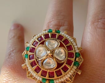 Anillo Kundan Roop chapado en oro con rubí y moissanita verde, ajustable.