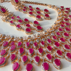 Collar de diamantes y rubí de dos tonos con pendientes largos de araña/Joyería india/Collar nupcial de circonita cúbica/Aspecto pesado junto a un collar de diamantes reales