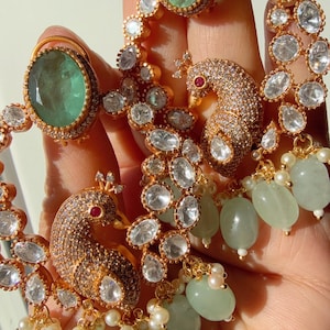 Dansande påfågel med myntfärgad dubbelsten Moissanit diamant Chand bali bredvid äkta/Mintfärgade Moissanit örhängen/Bruddiamantörhängen