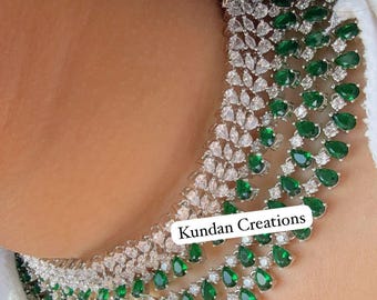 5-reihige Brautkette mit Smaragdgrün, Zirkonia und Diamanten / Indischer Schmuck / Zirkonia-Brautkette / Diamant-Jhumka-Choker / Grün-Silber - Fiona