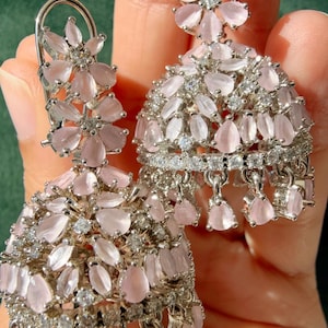 Pendientes jhumka Alyssa Baby Pink Silver Luminous con diamantes, casi auténticos / Joyería india / Pendientes indios / Pendientes de plata con diamantes rosa bebé