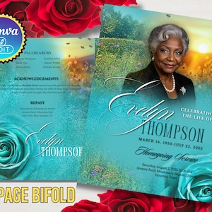 Op de afbeelding: Een turquoise dubbelgevouwen herdenkingskaart met een portret van een vrouw en de tekst "Evelyn Thompson" en "Celebrating the Life of". De kaart bevat details over de uitvaartdienst en is omgeven door rode rozen.