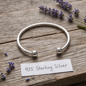 Pulsera rígida tipo brazalete de plata de ley 925 con extremo de bola abierta, estilo minimalista y ajustable, unisex. Un regalo encantador.