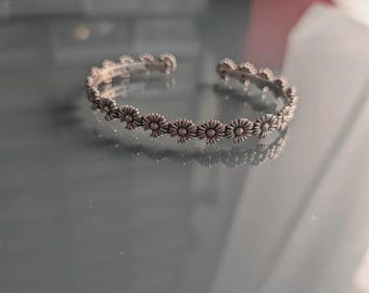 花柄モチーフのシルバーバングルブレスレット、ヴィンテージボヘミアン風花柄オープンカフ、男女兼用ブレスレット、繊細なシルバージュエリー