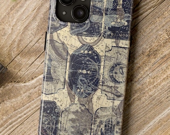 Puede incluir: Una funda de teléfono inteligente con un diseño de mapa vintage en tonos azules, beige y grises. La funda presenta una ilustración detallada de mapas celestes y constelaciones. La funda del teléfono está sobre una superficie de madera.