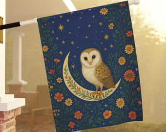 Puede incluir: Una bandera decorativa para exteriores con un búho común posado en una luna creciente. La bandera tiene un fondo azul oscuro con estrellas, flores y follaje. El búho es marrón y blanco, y las flores son naranjas y amarillas.