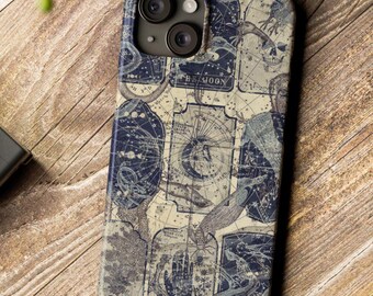 Puede incluir: Una funda para teléfono con un diseño vintage que presenta un mapa celestial con constelaciones y una mano con un ojo. La funda tiene un esquema de color azul y blanco.