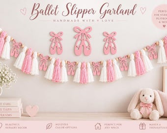 Könnte beinhalten: Eine dekorative Girlande mit rosafarbenen hölzernen Ballettschuh-Ausschnitten und abwechselnden weißen und rosafarbenen Garnquasten, die auf einer Schnur mit natürlichen Holzperlen aufgereiht sind. Die Girlande enthält mehrere Ballettschuhformen.