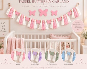 Könnte beinhalten: Eine dekorative Girlande mit rosa Holzschmetterlingen und abwechselnden weißen und rosa Garnquasten, die auf einer Schnur mit Holzperlen aufgereiht sind. Die Girlande ist über einem weißen Kinderbett angebracht, mit Kreisen für Farboptionen.