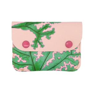 Portamonete in pelle con stampa botanica vintage: motivo grafico alghe rosa e verdi