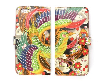 Könnte beinhalten: Eine farbenfrohe Handyhülle mit einer detaillierten Illustration eines Phönix mit drachenartigem Körper, umgeben von Blumen und Wolken. Das Design verwendet Rot-, Grün-, Gelb- und Blautöne und erzeugt eine lebendige Ästhetik. Die Hülle ist geöffnet.