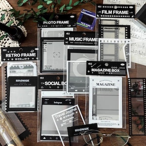 Könnte beinhalten: Eine Sammlung von schwarz-weißen dekorativen Aufklebern mit verschiedenen Designs, darunter Filmrahmen, Zeitschriften-Cover und Social-Media-Oberflächen. Die Aufkleber enthalten Texte wie "Retro Frame" und "Travel Journal."