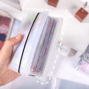 Organizador A6 transparente multifuncional com 40 páginas internas, livro de armazenamento de adesivos, álbum de armazenamento, organizador de scrapbook (11'' x 6,3'')