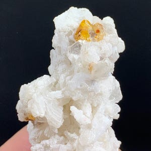 Microlita naranja excepcional con topacio y moscovita, procedente de Skardu, Pakistán. 102 quilates.