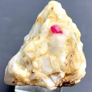 Rubis rouge sang naturel sur feldspath de la vallée de Nagar au Pakistan, 305 carats