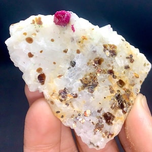 Roter Blut Rubin mit Muskovit auf Feldspat aus Gilgit Pakistan. 324 KT