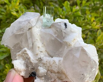スカルドゥ鉱山産の母岩標本に埋め込まれた天然スカイブルーのアクア