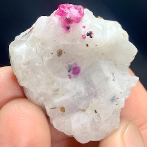 Rubis rouge sang sur feldspath de la vallée de Nagar Gilgit Pakistan. 158 ct