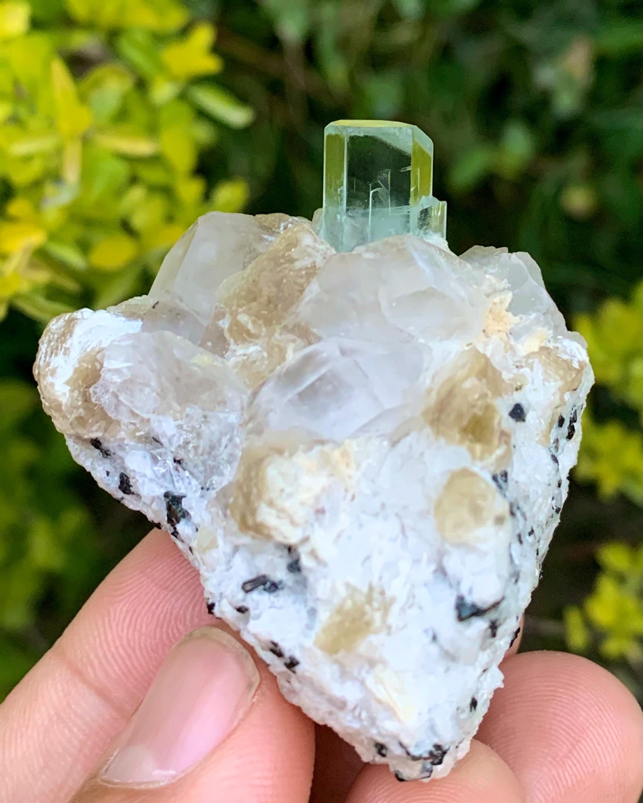 スカイブルーのアクアマリン、クォーツ、白雲母入り、パキスタンの