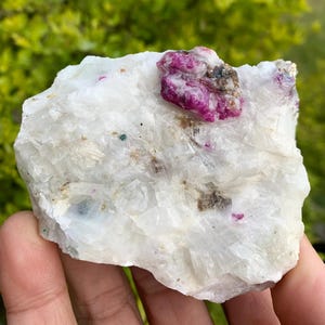 Rödblodig rubin på fältspat från Nagardalen i Gilgit, Pakistan, 197 gram