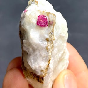 Rubí rojo sangre natural sobre feldespato del valle de Nagar, Pakistán, 370 quilates.