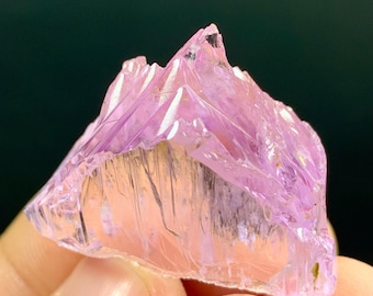 Kunzite fluorescente rosa a forma di montagna proveniente da una miniera afghana, 119 carati