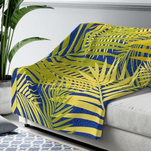 Cozy SHERPA LEAVE Print Desing Blanket - Soft Fleece Blanket For Sofa & Outdoor Snuggle.