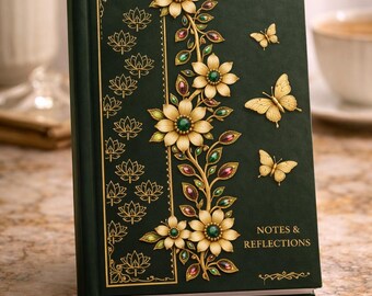 Cuaderno verde de tapa dura con estampado floral de mariposas y detalles dorados en relieve, para reflexionar y escribir un diario de gratitud.