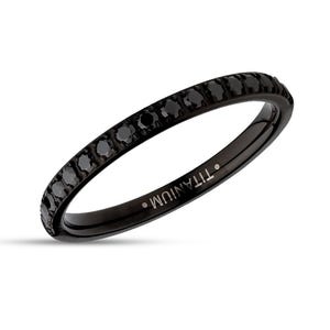 以下が含まれることがあります： バンドの周りに黒いダイヤモンドが並んだ、黒いチタン製のリング。リングには「TITANIUM」という文字が刻まれています。