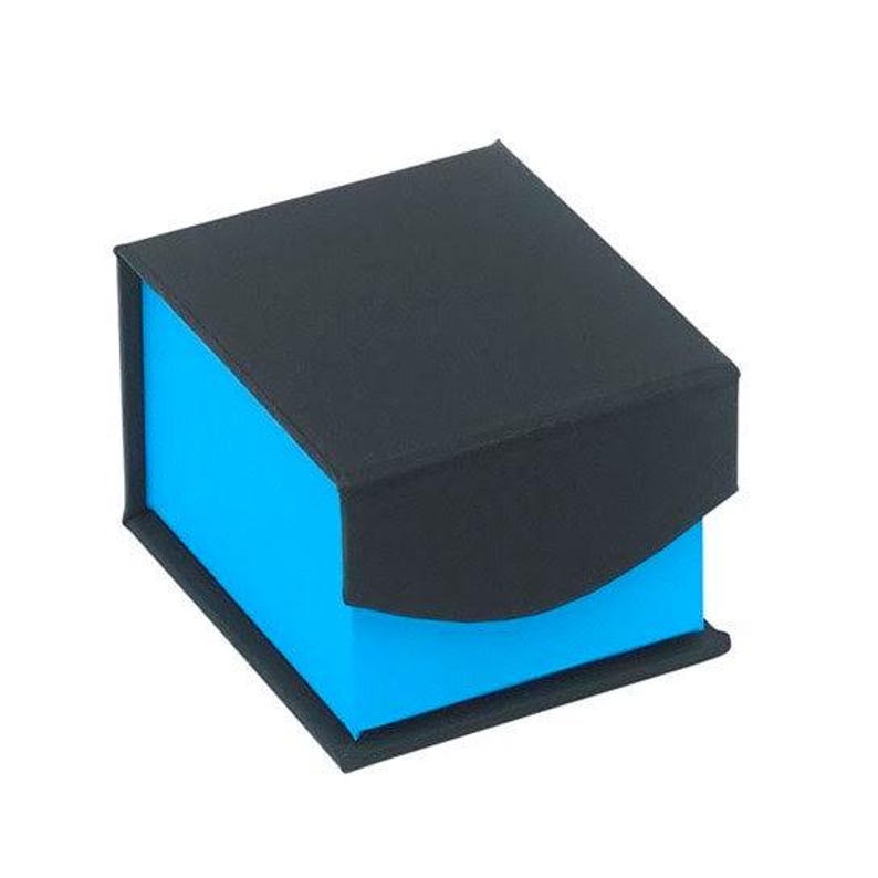 Op de afbeelding: Een kleine, zwarte geschenkdoos met een blauwe binnenkant. De doos heeft een gebogen deksel.