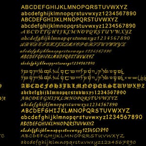 Op de afbeelding: Een zwarte achtergrond met een gouden lettertype dat verschillende lettertypes en namen weergeeft. De lettertypes omvatten Arial, Tahoma, Adorable, English Font, Scrip Font, Old English, Monotype Corsiva, Comic Sans, Mistral en Bradly Hand ITC. Elk lettertype geeft het alfabet weer in hoofdletters en kleine letters, evenals de cijfers 1 tot en met 9.