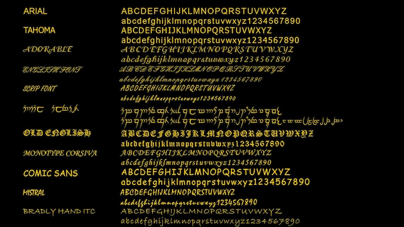 Op de afbeelding: Een zwarte achtergrond met een gouden lettertype dat verschillende lettertypes en namen weergeeft. De lettertypes omvatten Arial, Tahoma, Adorable, English Font, Scrip Font, Old English, Monotype Corsiva, Comic Sans, Mistral en Bradly Hand ITC. Elk lettertype geeft het alfabet weer in hoofdletters en kleine letters, evenals de cijfers 1 tot en met 9.