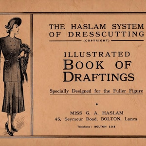 Pode incluir: Ilustração vintage de uma mulher em fato e chapéu, segurando uma estola de pele. A imagem é do livro "The Haslam System of Dresscutting", com texto como "Illustrated Book of Draftings" e detalhes do endereço.