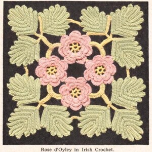 Può includere: Un centrino quadrato all'uncinetto con un motivo floreale. Presenta quattro fiori rosa con centri gialli, circondati da foglie verdi e collegati da steli gialli, il tutto su uno sfondo nero. Il testo "Rose d'Oyley in Irish Crochet" è in basso.