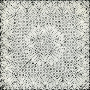 Puede incluir: Un tapete cuadrado de encaje blanco con un intrincado diseño floral. El patrón presenta arreglos simétricos de hojas estilizadas y formas geométricas, creando un textil delicado y detallado.