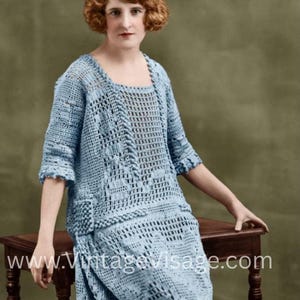 Puede incluir: Juego de tres tazas de cerámica con acabado mate moteado. Las tazas son de color crema, gris claro y gris oscuro. Cada una tiene un diseño simple y minimalista.