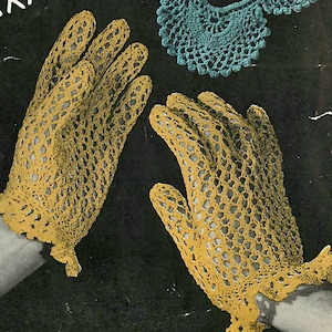 Op de afbeelding: Close-up van twee gele gehaakte handschoenen met een delicaat openwerkontwerp. De handschoenen hebben een geschulpte rand en worden tegen een donkere achtergrond getoond. Een turquoise gehaakte kraag is zichtbaar op de achtergrond.