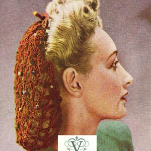 Könnte beinhalten: Vintage-Illustration einer Frau mit blonden Haaren, die zu einem klassischen Dutt hochgesteckt sind. Sie trägt ein braunes Häkelhaarnetz mit bunten Perlen. Das Bild zeigt das Logo "VINTAGE VISAGE".