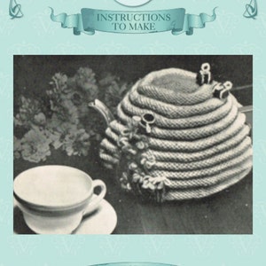 Op de afbeelding: Zwart-wit afbeelding van een gebreide theepot en kop en schotel. De theepot is gemaakt van opgerold garen, met een handvat en tuit. Een kop en schotel staan links. De tekst "INSTRUCTIONS TO MAKE" en "A KNITTING PATTERN FROM VINTAGE VISAGE" zijn zichtbaar.
