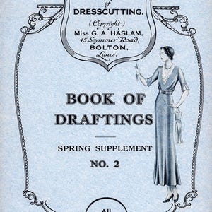Puede incluir: Portada de libro vintage, "The Haslam System of Dresscutting", con una mujer con un vestido largo. La portada incluye el texto "Book of Draftings, Spring Supplement No. 2" y un borde decorativo. El fondo es azul claro.